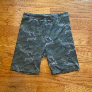 American Eagle camo bike shorts